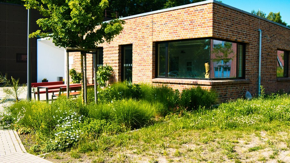 Außenansicht des INBW vom Parkplatz aus.