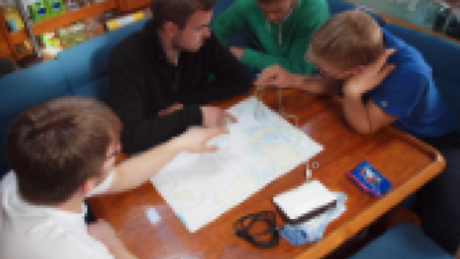 Teilnehmende des Sozialkompetenzworkshops 2017 bei einer Navigations-Übung