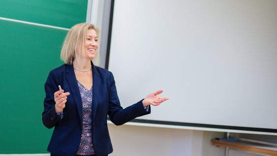 Professorin Dr. rer. nat. Elke Wilharm präsentiert in einem Hörsaal.