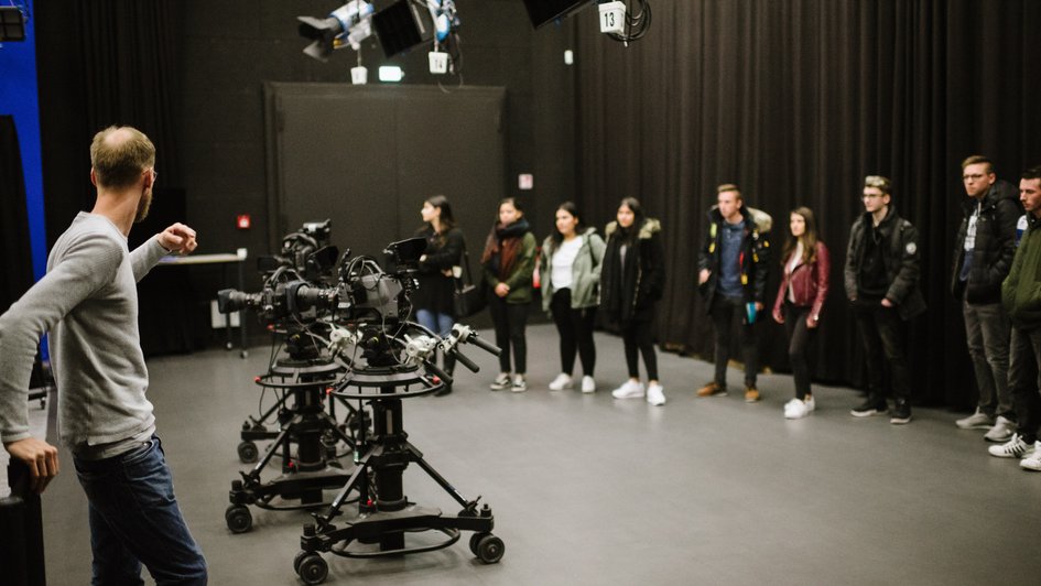 Schülerinnen besuchen das Mediengebäude in Salzgitter