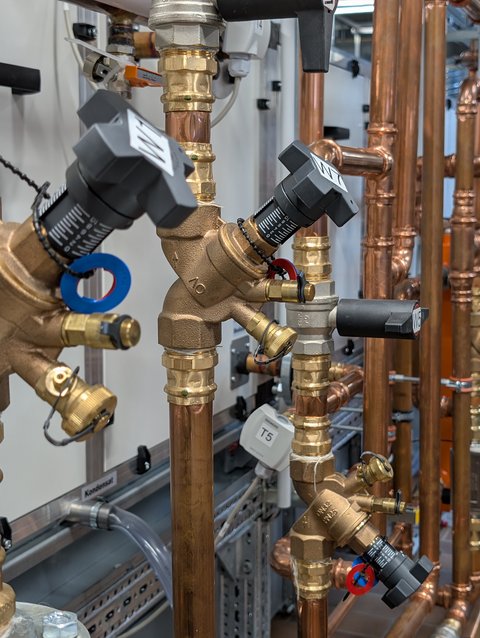 Bild von Strangregulierventilen im Labor für Klimatechnik