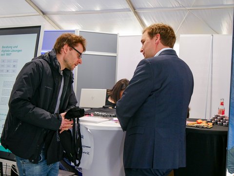 Zwei Personen am Info-Stand. 