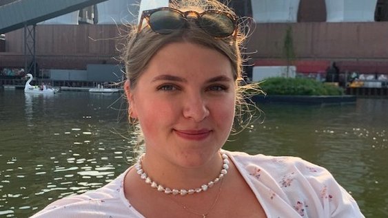 Naja hat in Slowenien ihr Praktikum absolviert. Sie ist auf dem Bild in der Innenstadt der Hauptstadt zu sehen. 