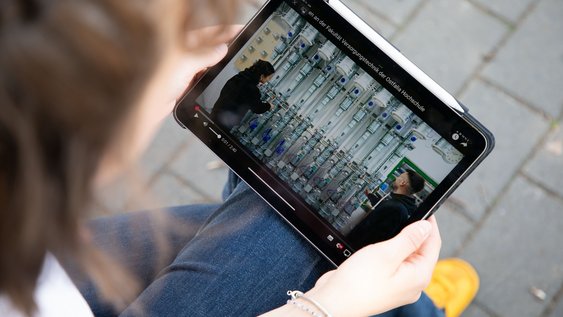 Studierende schaut sich das Video der Fakultät Versorgungstechnik auf YouTube an. 