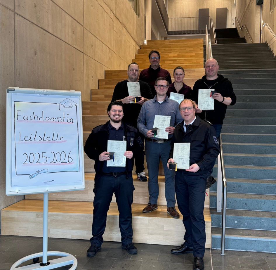 Teilnehmende der Weiterbildung Fachdozent*in Leitstelle mit ihren Zertifikaten
