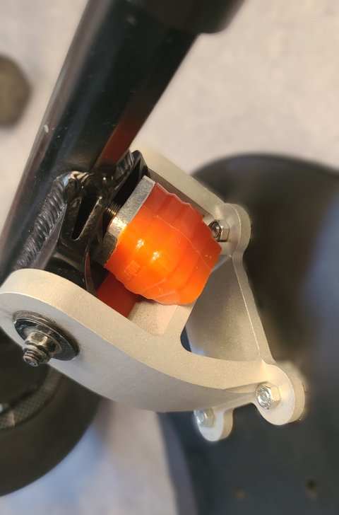 Lenkung für das Projekt "Streetsurfer" (elektrisch angetriebenes Skateboard)Fak. Maschinenbau - IMECDr. Balan (öffnet Vergrößerung des Bildes)