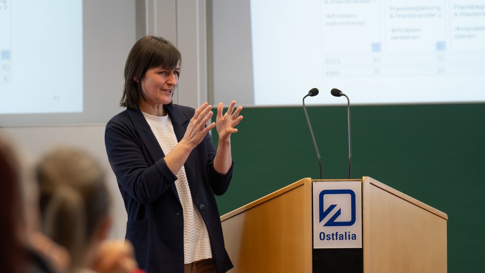 Prodekanin Prof. Dr. Sina Motzek-Öz erklärt den anwenden Anleiter*innen das Konzept hinter dem neuen dualen Studiengang.