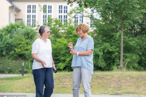 Prof. Müller & Prof. Schiering im Gespräch in der Natur