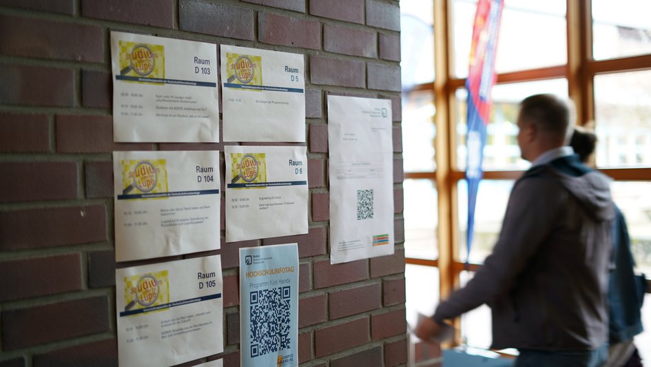 Hinweisschilder und Pfeile auf dem Boden leiteten die Besucherinnen und Besucher sicher in die Veranstaltungsräume und sorgten für Orientierung auf dem Campus.