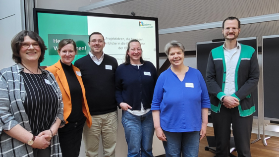 Die Teilnehmenden der Ostfalia vor einem Multimediaboard auf der Veranstaltung