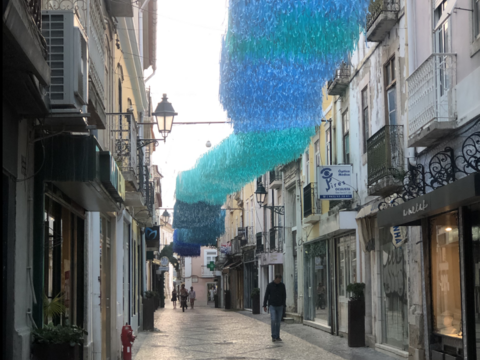 Eine kleine Seitenstraße mit Gebäuden in einer alten, portugiesischen Innenstadt (öffnet Vergrößerung des Bildes)