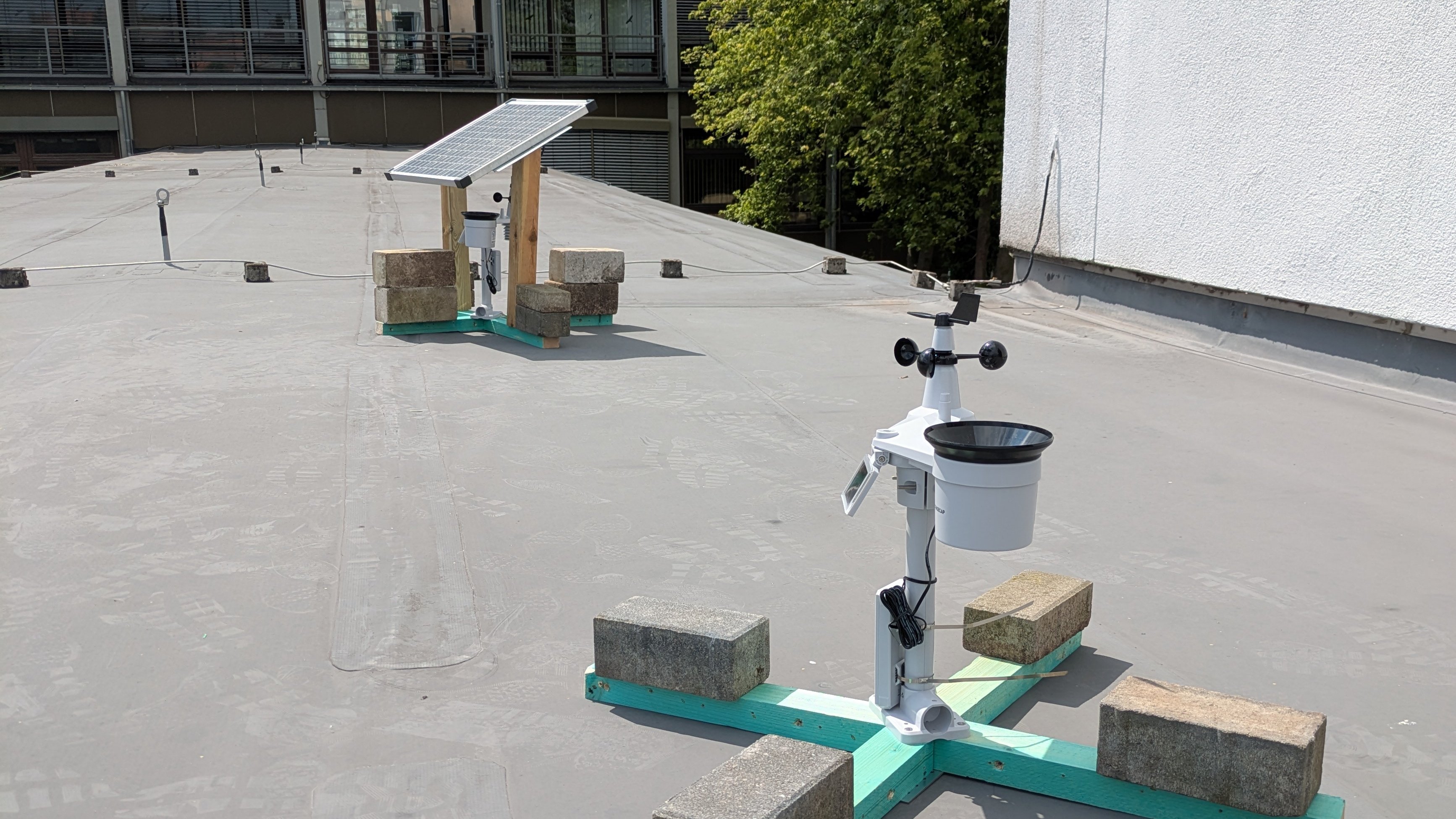 Wetterstationen auf dem Foliendach der Ostfalia Hochschule