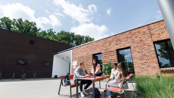 Studierende am Campus Suderburg der Ostfalia Hochschule für angewandte Wissenschaften.