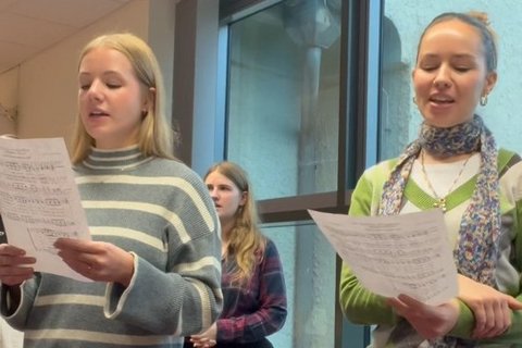 Sängerinnen mit Notenblatt bei der Probe (öffnet Vergrößerung des Bildes)