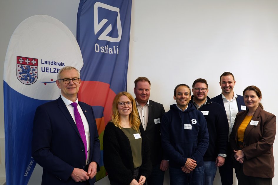 (v.l.n.r.) Landrat Dr. Heiko Blume, Dr. Levke Walten (Mittelstand-Digital Zentrum Hannover), Thomas Knaack (INNO.NON), Sebastian Kielmann (catchHR), Simon Wagner (Mittelstand-Digital Zentrum Hannover), Jan Kräuter (Wirtschaftsförderung Uelzen), Prof. Dr. Kirsten Wegner (Fakultät H, Ostfalia Hochschule). Foto: Ostfalia/Ruhm