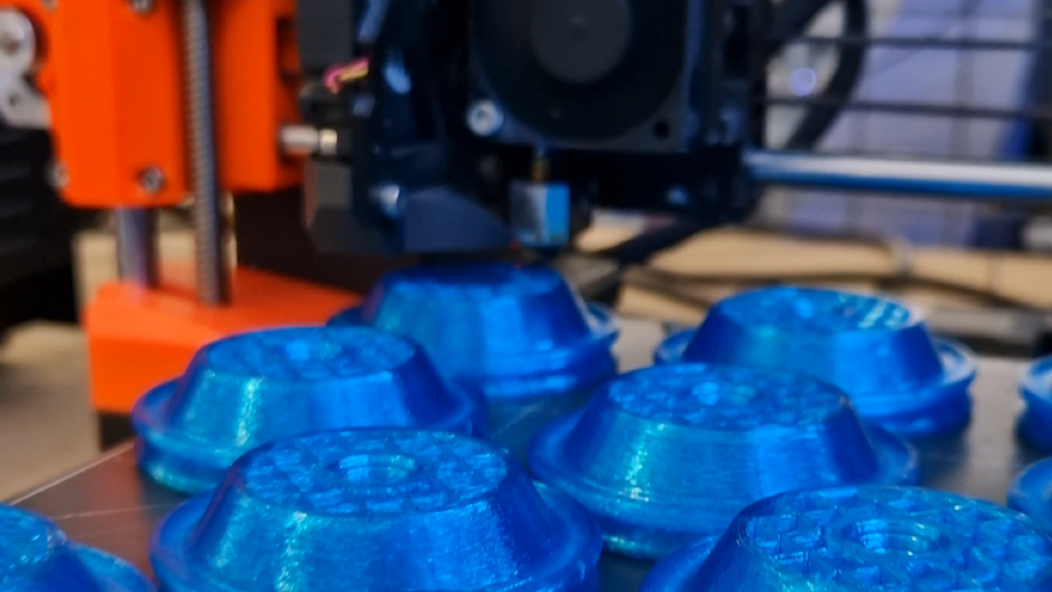 Blaue Yoyo Schalen im 3D-Drucker während des Druckvorgangs. 