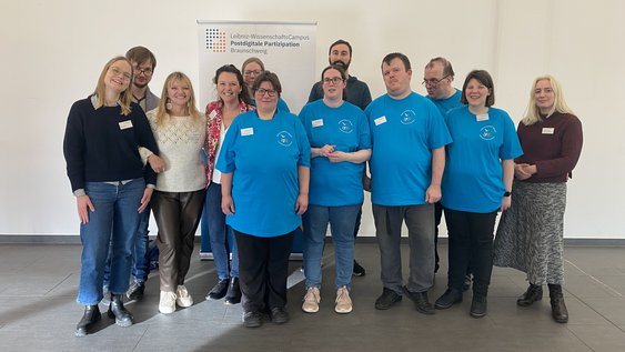 Gruppenfoto von Mitgliedern des Projekts "Kulturelle Teilhabe im Museum" gemeinsam mit Mitarbeitenden des deutschen Schifffahrtsmuseums sowie Beschäftigte der Lebenshilfe Bremerhaven.