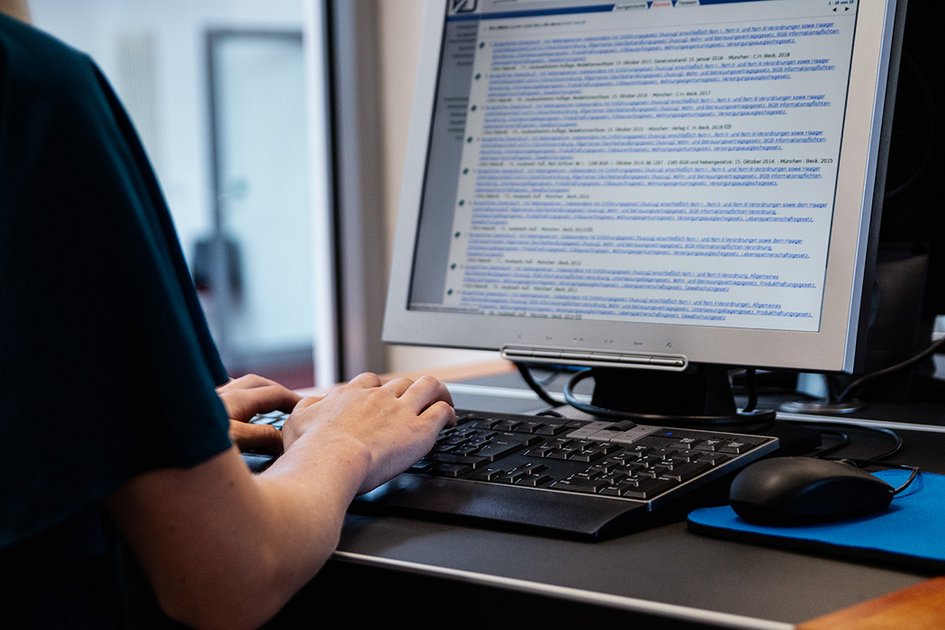 Anzeige von Suchergebnissen auf dem Monitor eines PCs