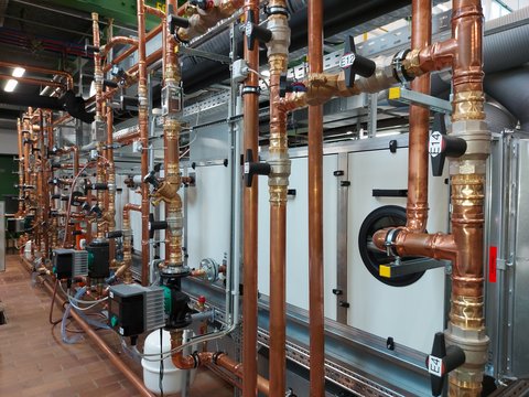 Versuchstand, um die unterschiedlichsten hydraulischen Schaltungen bei Wasser/Luft-Wärmeübertragern zu erproben