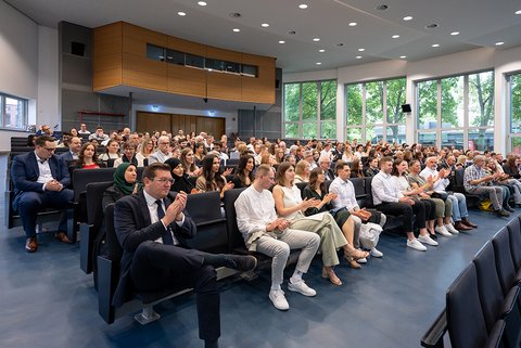 Blick in das fast voll besetzte Auditorium der Aula (öffnet Vergrößerung des Bildes)