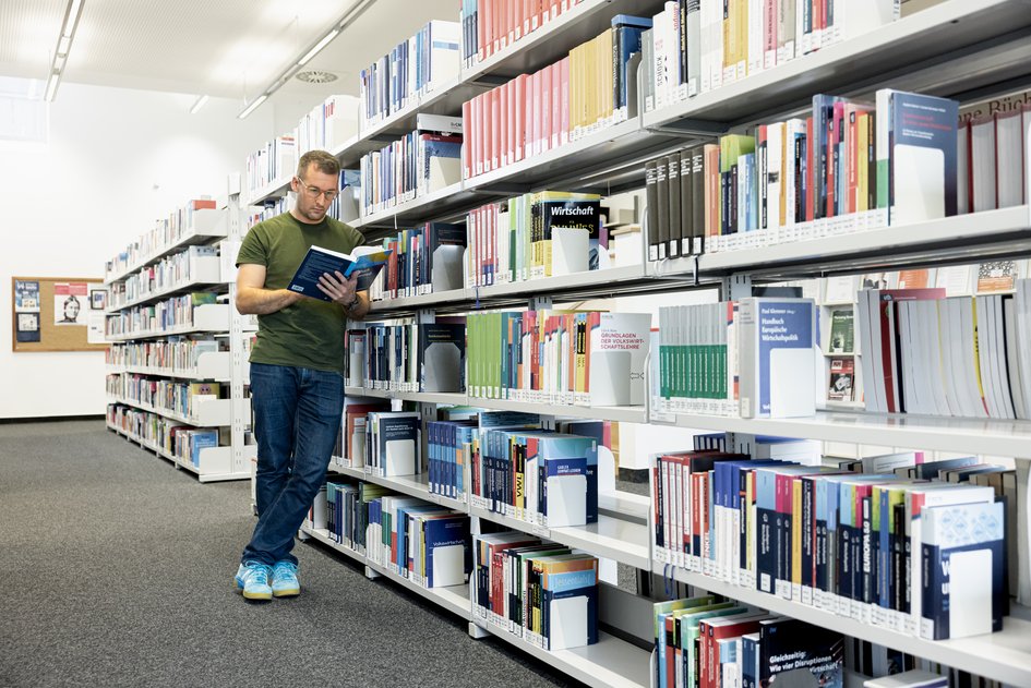 Student in der Bibliothek