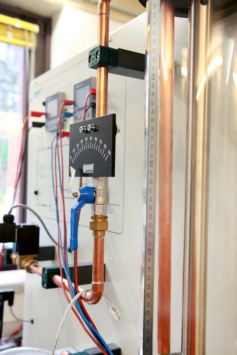 Nahaufnahme Ausstattung des Labors für Regelungstechnik und Gebäudeautomation