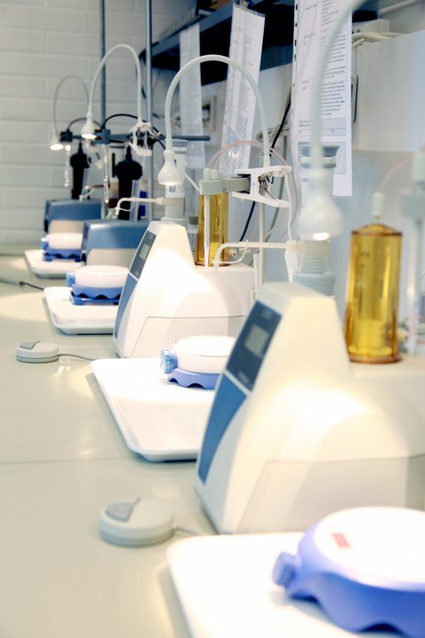 Nahaufnahme Ausstattung des Labors für Wasser- und Abwassertechnik