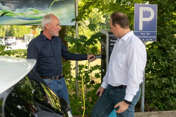 Prof. Bikker & Prof. Cerbe an einer E-Ladestation