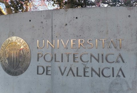 An einer Betonwand steht mit goldener Schrift geschrieben: Universidad Politécnica de Valencia (öffnet Vergrößerung des Bildes)