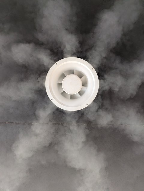 Bild eines Decken-Drallauslass in einer Stellung, bei der die in der Höhe verstellbaren runden Tellers die Zuluft an die Decke angelegt wird.