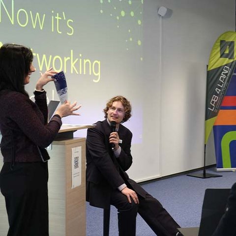 Dennis Budin & Julia Mehring als Moderatoren beim Startup-Lunch der Ostfalia (öffnet Vergrößerung des Bildes)