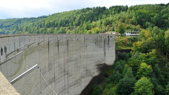 Blick auf die Staumauer der Okertalsperre