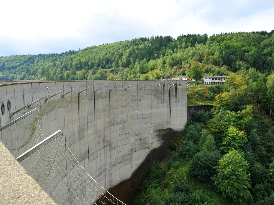 Blick auf die Staumauer der Okertalsperre