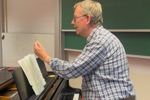 Chorleiter Uwe Döschner am Klavier (öffnet Vergrößerung des Bildes)