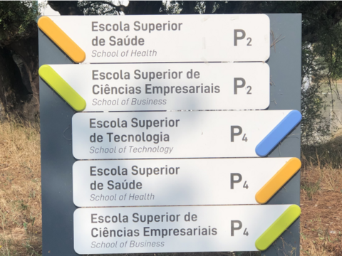 Ein Wegschild schildert verschiedene Stationen der Escola Superior de Saúde aus (öffnet Vergrößerung des Bildes)