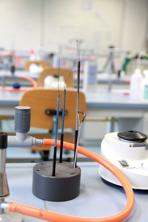 Nahaufnahme Ausstattung des Labors für Mikrobiologie