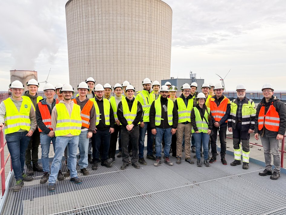 Studierende der Fakultät Versorgungstechnik vor einem Kraftwerk in Datteln