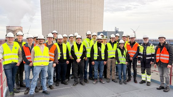 Studierende der Fakultät Versorgungstechnik vor einem Kraftwerk in Datteln