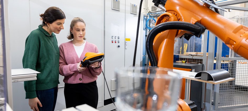 Studierende im Automotive Engineering Studium bei einer Übung im Labor für Fahrzeugtechnik.