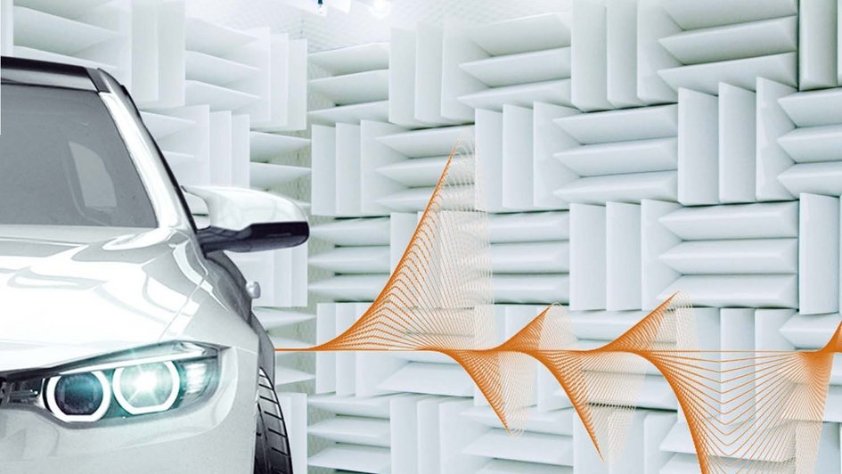 Schallwellen an einem Auto und Akustikpaneele visualisieren das Thema Fahrzeugakustik.