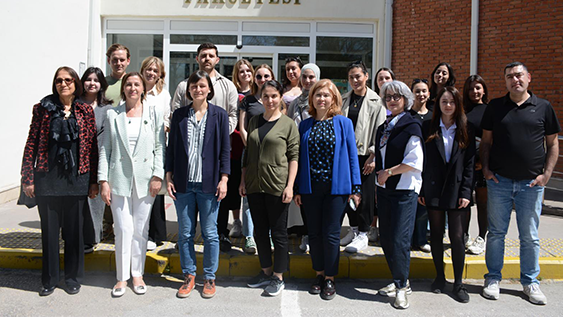 Die Exkursionsgruppe vor dem Gebäude der Fakultät Gesundheitswissenschaften