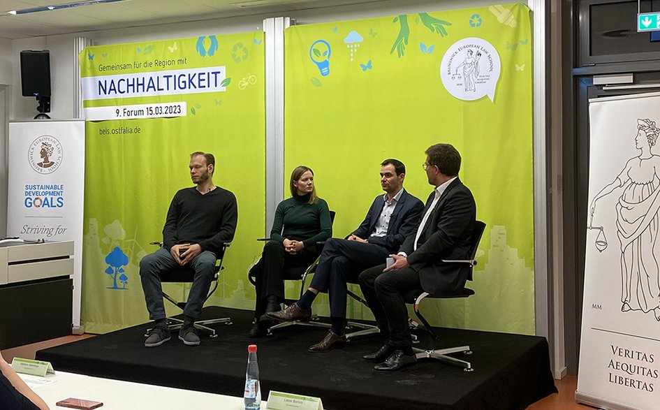 Forum Nachhaltigkeit: Die Vortragenden diskutieren auf dem Podium mit dem Moderator Kai Litschen.