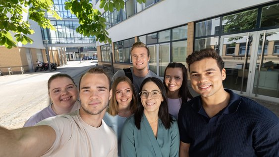 Studierende am Campus Wolfsburg der Ostfalia Hochschule für angewandte Wissenschaften.