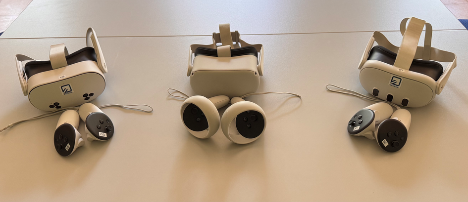 Drei unterschiedliche VR-Brillen mit Controllern liegen auf einem Tisch (öffnet Vergrößerung des Bildes)