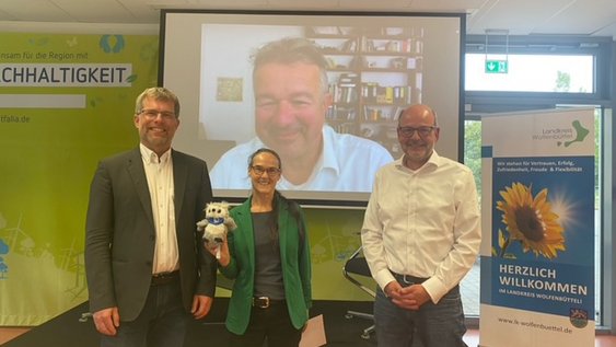 Die Referentin und die Referenten mit Prof. Dr. Litschen. Die Abgebildeten lächeln in die Kamera.