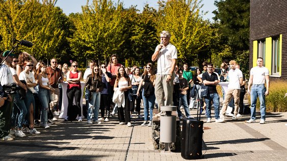 Zwei Studierende am Schlaufenreaktor