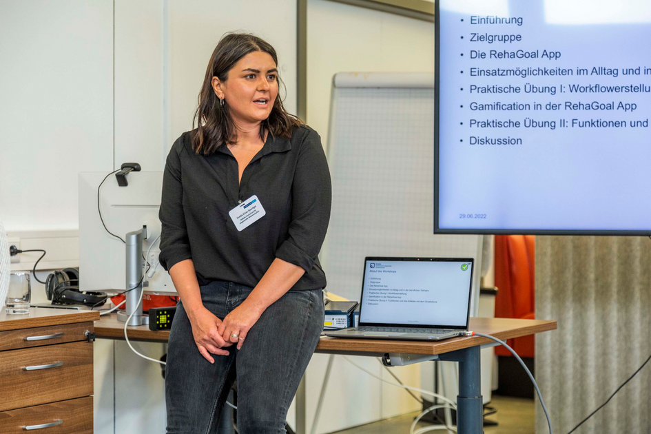 Funda Ertas-Spantgar leitet einen Workshop zur RehaGoal App