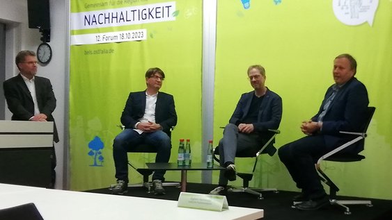 Diskussion auf dem Podium beim Forum Nachhaltigkeit (v.l.n.r.: Dekan Prof. Dr. Kai Litschen, Claus Pahlitzsch vom Landkreis Wolfenbüttel, Timo Abert von Avacon und Egbert Homeister vom IPT der Ostfalia)