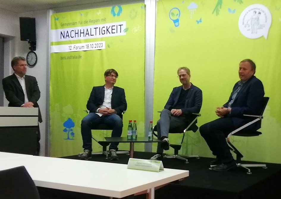 Diskussion auf dem Podium beim Forum Nachhaltigkeit (v.l.n.r.: Dekan Prof. Dr. Kai Litschen, Claus Pahlitzsch vom Landkreis Wolfenbüttel, Timo Abert von Avacon und Egbert Homeister vom IPT der Ostfalia)