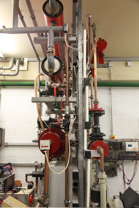 Nahaufnahme Ausstattung des Labors für Regelungstechnik und Gebäudeautomation